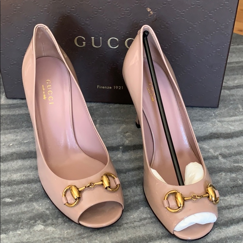 BNWB Gucci peep toe pump in nude patent